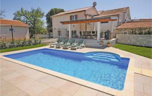 Bazén v ubytovaní Holiday Home Mali Vareski Iii alebo v jeho blízkosti