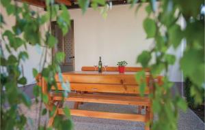 Zahrada ubytování Three-Bedroom Holiday Home In Donji Prolozac