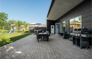 Patio nebo venkovní prostory v ubytování 3 Bedroom Cozy Home In Ørsted