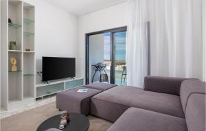 TV a/nebo společenská místnost v ubytování Lovely Apartment In Malinska