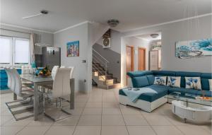 Χώρος καθιστικού στο 3 Bedroom Awesome Home In Loborika