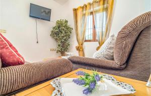 salon z dwiema kanapami i stołem w obiekcie Amazing Home In Cajiz With Wifi w mieście Cajís