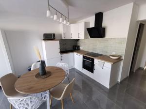 Kuchyňa alebo kuchynka v ubytovaní SUPERBE APT VUE MER- 6 pers- HYPER CENTRE