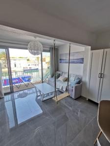 Bazén v ubytovaní SUPERBE APT VUE MER- 6 pers- HYPER CENTRE alebo v jeho blízkosti