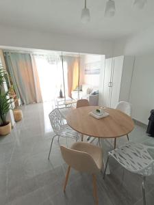 Posedenie v ubytovaní SUPERBE APT VUE MER- 6 pers- HYPER CENTRE