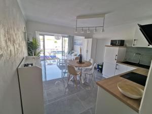 Kuchyňa alebo kuchynka v ubytovaní SUPERBE APT VUE MER- 6 pers- HYPER CENTRE