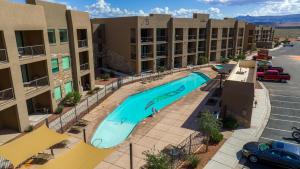 Piscina de la sau aproape de Vacation Rentals at Sand Hollow Resort