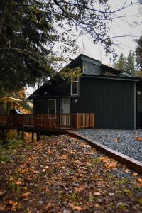 een huis met een terras en een tuin met bladeren bij Dovetail Den - Tranquil with Hot Tub and Air Conditioning in Ashford +26 foto's