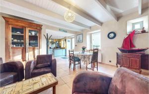 una sala de estar con una mesa y sillas en Awesome Home In Ploubazlanec, en Ploubazlanec