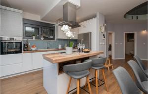 Η κουζίνα ή μικρή κουζίνα στο Gorgeous Home In Vrgorac With Wifi