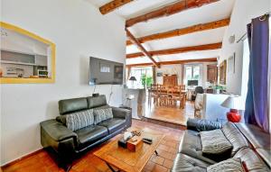 a living room with a couch and a table at Stunning Home In Maubec With Wifi in Maubec