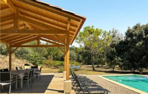 eine Terrasse mit Tisch und Stühlen neben einem Pool in der Unterkunft 3 Bedroom Cozy Home In Mormoiron in Mormoiron