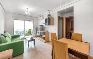 ein Wohnzimmer mit einer grünen Couch und einem Tisch in der Unterkunft 2 Bedroom Gorgeous Apartment In Oropesa in El Borseral
