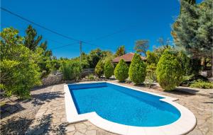 basen w ogrodzie z drzewami w obiekcie Nice Home In Gostinjac With Wifi w mieście Gostinjac