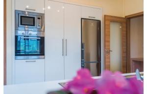 Fotografie z fotogalerie ubytování Three-Bedroom Holiday Home In Dubrava v destinaci Dubrava
