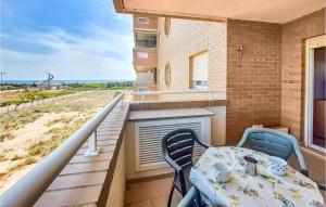einen Tisch und Stühle auf dem Balkon eines Gebäudes in der Unterkunft 2 Bedroom Gorgeous Apartment In Oropesa in El Borseral