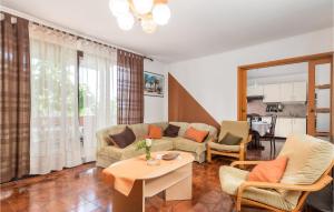 Kuchyň nebo kuchyňský kout v ubytování Nice Apartment In Mali Losinj With Wifi