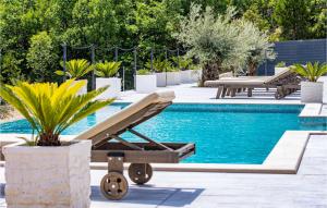 a swimming pool with a bench next to a swimming pool at Villa Bella Draguc in Draguć