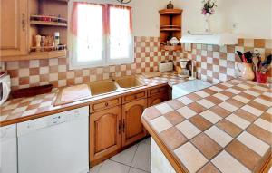 Η κουζίνα ή μικρή κουζίνα στο 2 Bedroom Nice Home In Souvigne