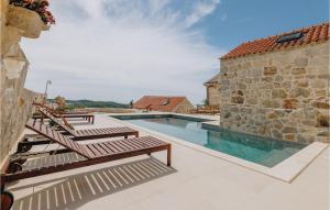 Der Swimmingpool an oder in der Nähe von Villa Mediterranean Estate