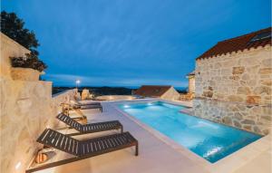 Der Swimmingpool an oder in der Nähe von Villa Mediterranean Estate