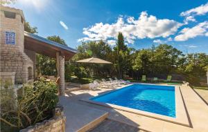 una piscina con sedie e un ombrellone di Holiday Home Pavicini 26 a Veliki Vareški Altre 41 foto