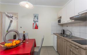 Kuchyň nebo kuchyňský kout v ubytování 2 Bedroom Nice Apartment In Pinezici