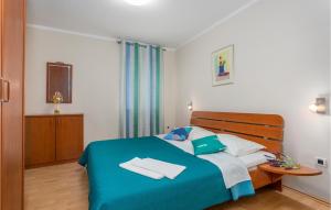 Postel nebo postele na pokoji v ubytování 2 Bedroom Nice Apartment In Pinezici + 33 fotografií