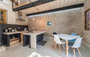 Kuchnia lub aneks kuchenny w obiekcie Two-Bedroom Holiday Home In Pridraga