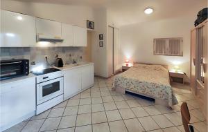 Köök või kööginurk majutusasutuses Beautiful Home In Nébian With Wifi