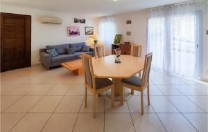 Istumisnurk majutusasutuses Beautiful Home In Nébian With Wifi +5 fotot