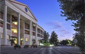 un grand bâtiment la nuit avec un ciel dans l'établissement Akiris Bilo, à Nova Siri Marina 29 autres photos