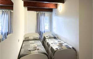Postel nebo postele na pokoji v ubytování Beautiful Apartment In Lecce Nei Marsi