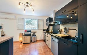 Η κουζίνα ή μικρή κουζίνα στο 3 Bedroom Beautiful Home In Barjac