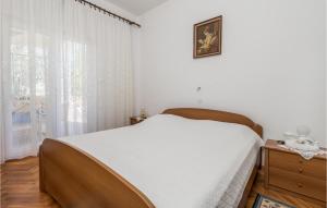 Postel nebo postele na pokoji v ubytování 3 Bedroom Nice Apartment In Barbat-Rab
