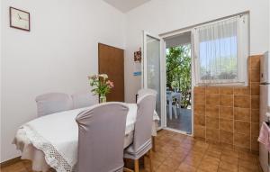 Postel nebo postele na pokoji v ubytování 3 Bedroom Nice Apartment In Barbat-Rab