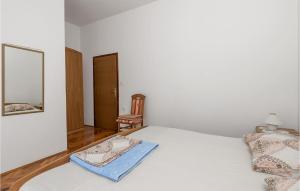 Postel nebo postele na pokoji v ubytování 3 Bedroom Nice Apartment In Barbat-Rab