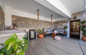 Kuchnia lub aneks kuchenny w obiekcie Lovely Home In Risika With Sauna