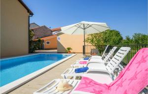 eine Reihe von Liegestühlen neben einem Swimmingpool in der Unterkunft Awesome Home In Nedescina With Wifi in Nedeščina