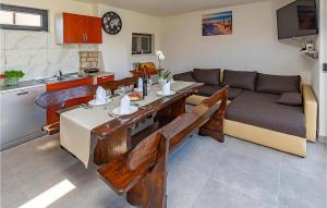 eine Küche und ein Wohnzimmer mit einem Tisch und einer Couch in der Unterkunft Awesome Home In Nedescina With Wifi in Nedeščina