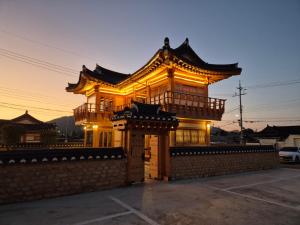 un edificio con una puerta en un estacionamiento en Hanok Stay Seowa, en Gyeongju