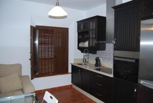 eine Küche mit einer Spüle und einer Arbeitsplatte in der Unterkunft Apartamentos Bodeguetas in Constantina