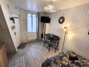 une chambre avec un lit, une table et une fenêtre dans l'établissement Studio cosy au cœur du quartier Saint-Pierre, à Amiens
