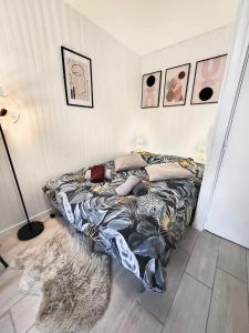 une chambre avec un lit dans une pièce dans l'établissement Studio cosy au cœur du quartier Saint-Pierre, à Amiens