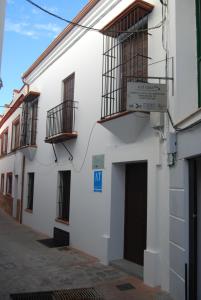 un edificio blanco con 2 balcones en una calle en Apartamentos Bodeguetas, en Constantina