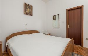 Postel nebo postele na pokoji v ubytování 3 Bedroom Nice Apartment In Barbat-Rab