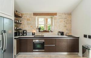 Kuchyň nebo kuchyňský kout v ubytování Three-Bedroom Holiday Home In Stifanici