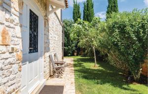 Zahrada ubytování Three-Bedroom Holiday Home In Stifanici