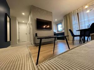 Televízia a/alebo spoločenská miestnosť v ubytovaní Apartment Wola Tower