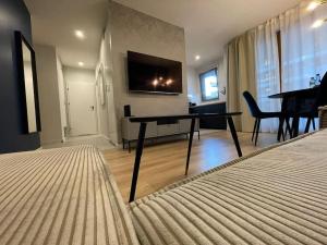 Televízia a/alebo spoločenská miestnosť v ubytovaní Apartment Wola Tower